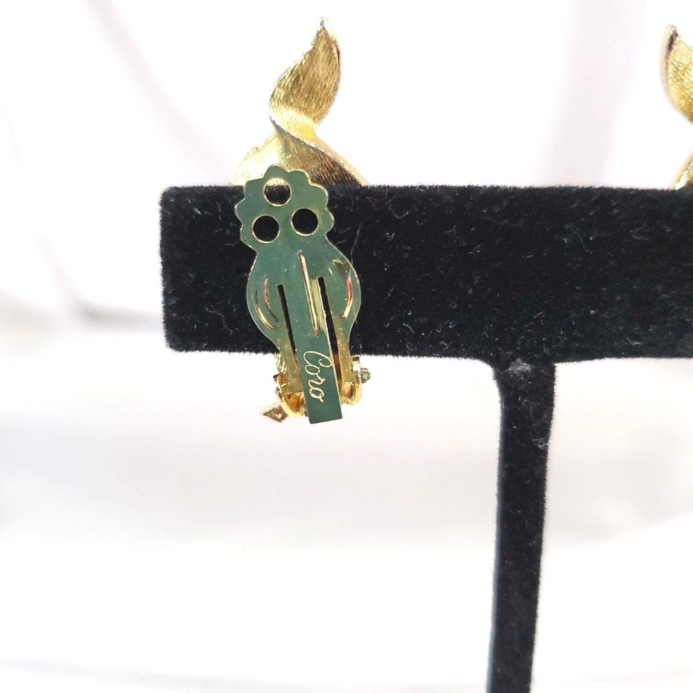 Vintage Coro Brushed Gold-Tone Leaf Brooch & Clip-On Earrings Jewelry Set - Picture 10 of 14